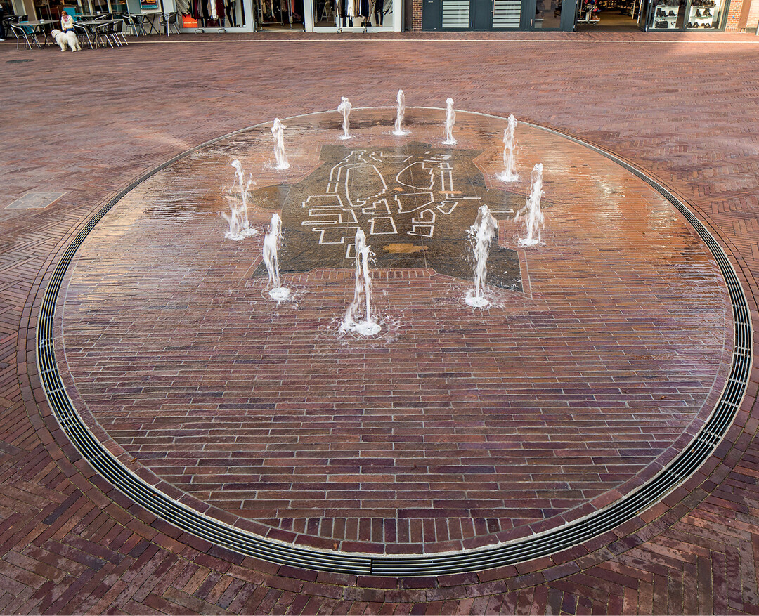 Rinnen werden Teil der Gestaltung wie bei dieser Brunnenanlage in der City von Meppen (Rinne: Wiedemann).
