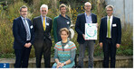 Helmut Gelenwinkel (AOK Niedersachsen), Michael Werbeck (Laudator, Rhododendronpark Bremen), Silke Schwarz (Laudatorin, Hochschule Osnabrück), Oliver Kropff, Stefan Rampfel (beide Evangelisches Krankenhaus Göttingen-Weende), Harald Kusserow (Präsident Verband Garten-, Landschafts- und Sportplatzbau Niedersachsen-Bremen, v. l.)