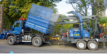Den Unimog 530 hat Stefan Schatz als Grundmodell gekauft und nach seinen Ansprchen umgebaut und gestaltet. Die Kombination mit dem Hcksler JT 600 von Jensen hat Power fr Stmme bis 40 cm Durchmesser.