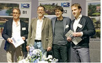Der neue IOB-Vorsitzende Stefan Meier (l.) gratuliert Bernd Philipp (2. v. l.) von John aus Hallstadt zum PondyAward.