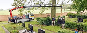 Steinmetze und Grnprofis erweitern mit Ladekranen – hier der Palfinger PK 7001-EH – ihren Horizont beim Bewegen von Lasten.