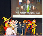 Stimmungsvoller Abschied: Dr. Karl Schürmann (M.) mit Nachfolger Christoph Lau und den Gartenschau-Maskottchen.