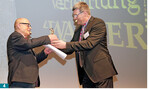 Jürgen Eppel (r.) überreicht den Walter 2018" an Dr. Walter Kolb.