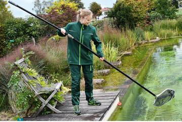Zur Gartenpflege gehren vielfltige Aufgaben, die jeweils gewissenhaft auszufhren sind, zum Beispiel Algen und Laub aus dem Teich entfernen.