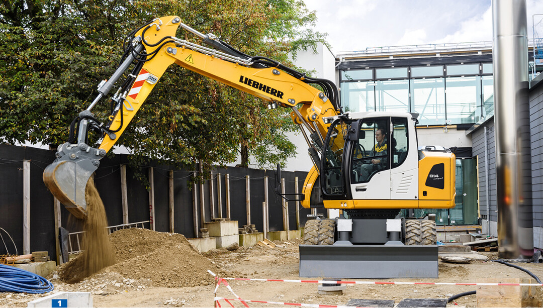 Hochproduktiv und flexibel gibt sich der Liebherr A 914 Compact. Dem Fahrer bietet er den Komfort einer gerumigen Kabine und Sicherheit durch Rckfahr- und Seitenkamera.