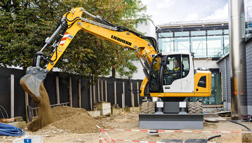 Hochproduktiv und flexibel gibt sich der Liebherr A 914 Compact. Dem Fahrer bietet er den Komfort einer gerumigen Kabine und Sicherheit durch Rckfahr- und Seitenkamera.