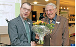 FGL-Vorsitzender Matthias Lösch gratuliert Urgestein Ingolf Schmoll (r.) zum 80.