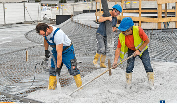 Geliefert wurde der Ortbeton mit einer Konsistenz F3. Verdichtet wurde er mit einem Flaschenrttler. Dann hie es, grob die Flchen zu gltten. Fr die Radien an den Pflanzflchen hat sich Bayer verschiedene Schablonen anfertigen lassen.