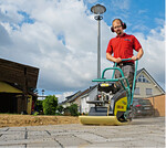 Unter leichten Vorwärtsläufern wie dieser APF 1540 vom Hersteller Ammann lassen sich Vulkollanmatten zum Schutz empfindlicher Oberflächen werkzeuglos montieren.