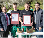 Gewannen den Landschaftsgärtner-Cup in Bayern: Julian Maier (2. v. l.) und Niklas Stadlmayr mit VGL-Präsident Gerhard Zäh (l.) und Unternehmer Josef Bullinger (r.), stolzer Chef der beiden erfolgreichen Azubis