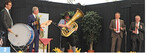 Fidelius Waldvogel (Mitte) probt mit Landwirtschaftsminister Peter Hauk, Oberbürgermeister Dr. Wolfgang G. Müller, Landrat Frank Scherer und Gerhard Hugenschmidt die Hymne der Landesgartenschau (von links).