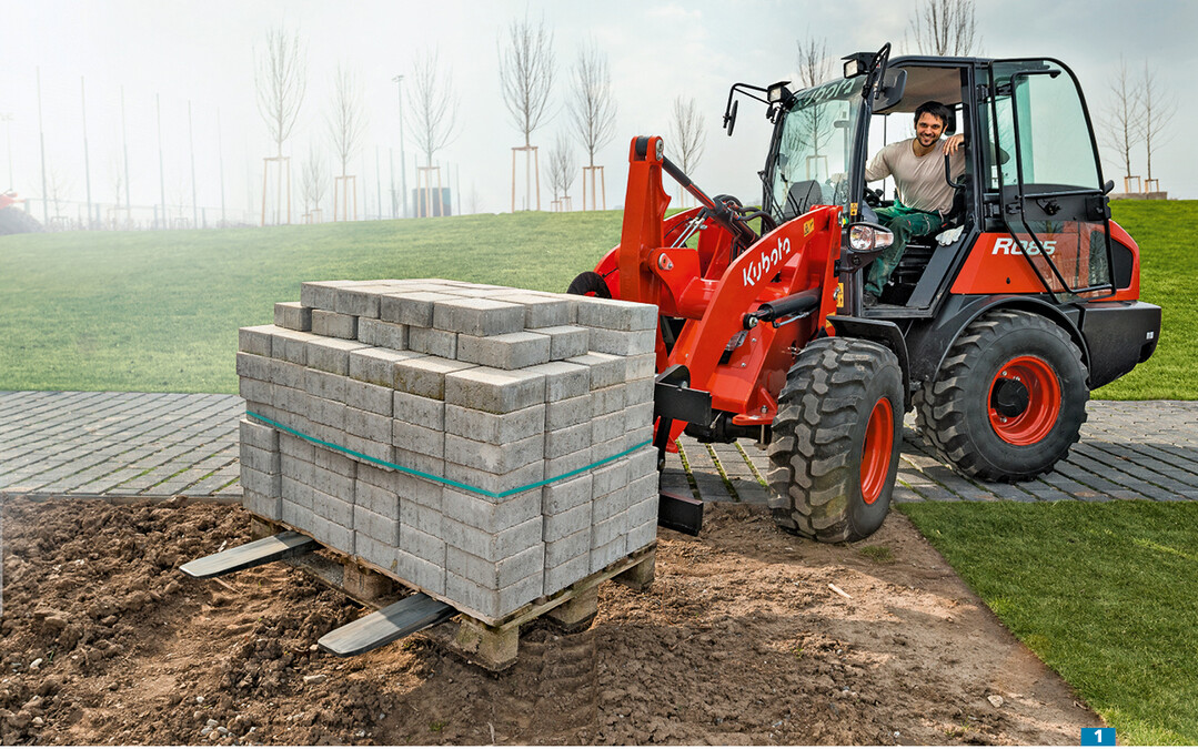 Der R085 ist das grte Ladermodell von Kubota Baumaschinen. Zusammen mit dem flexiblen hydrostatischen Fahrantrieb verfgt es ber vier Betriebsarten.