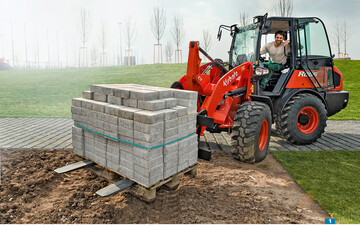 Der R085 ist das grte Ladermodell von Kubota Baumaschinen. Zusammen mit dem flexiblen hydrostatischen Fahrantrieb verfgt es ber vier Betriebsarten.
