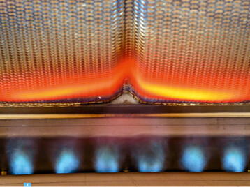 Durch mehrere Brennerdsen wird eine Flamme im Gehuse auf den Boden geleitet. Die Hitze der Flamme wird auf das Gehuse reflektiert und erhitzt ein Infrarotgitter. So entsteht im Gehuse eine Hitze von mindestens 700°C.