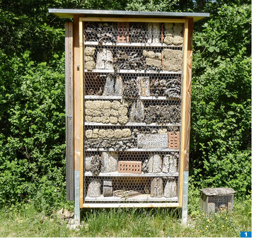 Optisch sind die meisten Insektennisthilfen sicherlich noch ausbaufhig. Den meisten Menschen kommt es darauf an, dass sie funktionieren.