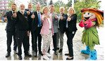Die LaGa Iburg macht glücklich (v. l.): Marcel Völz, Henning Sannemann, Rainer Oesting, Michael Lübbersmann, Bürgermeisterin Annette Niermann, Franz-Josef Hillebrandt, Ernst Schwanhold, Geschäftsführerin Ursula Stecker und RosaLotta.