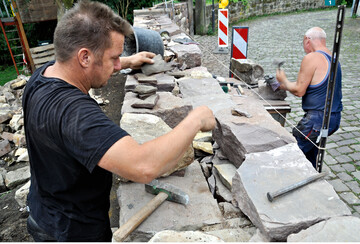 Planung und Bau von Natursteinmauern sind anspruchsvoll und basieren auf zahlreichen Definitionen und Regeln.