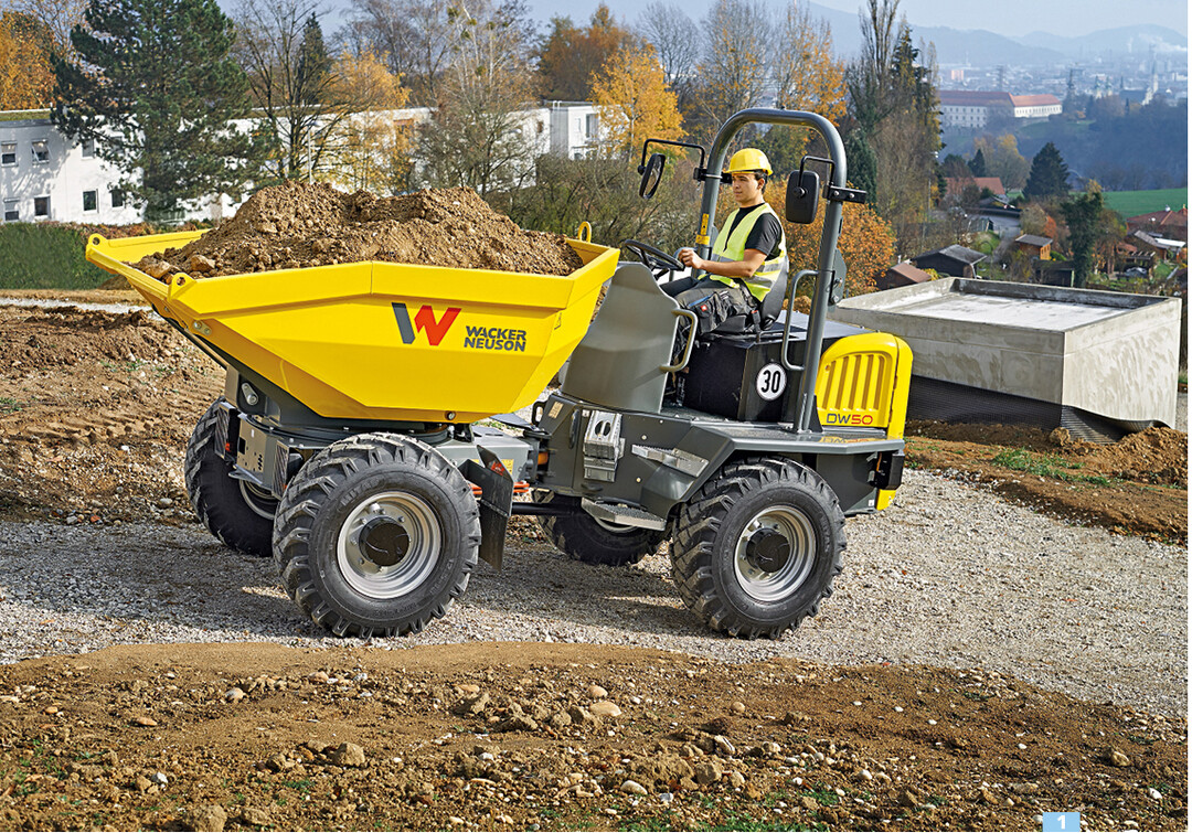 Kompakt, schmal, wendig – und mit einer riesenhaften Nutzlast sind Raddumper – hier der Wacker Neuson DW 50 – ideale Schttguttransporter.
