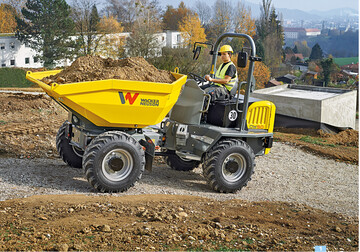 Kompakt, schmal, wendig – und mit einer riesenhaften Nutzlast sind Raddumper – hier der Wacker Neuson DW 50 – ideale Schttguttransporter.