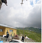 Über 2 000 m fährt man nicht mal so eben zum Baustoffhändler die Steine kommen mit dem Helikopter.