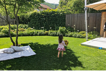 Die Kinder lieben den Schattenplatz unter der Hainbuche.