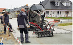 Zu den einfachen Fleißarbeiten gehören auch maschinelle Pflasterungen in Neubausiedlungen.