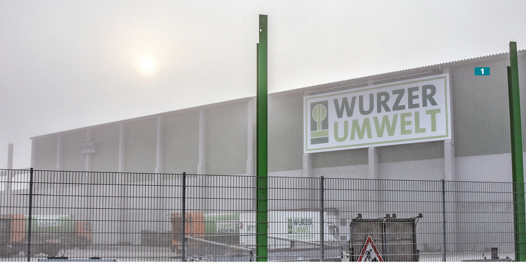 Auch im Nebel sind die Hallen von Wurzer in Eitting zu sehen.
