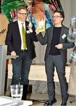 Rechts: Harald Kusserow, Präsident des VGL Niedersachsen-Bremen, schenkt dem SPD-Bundestagsabgeordneten Falko Mohrs ein Buch von Stephan Leszko (siehe S. 83).