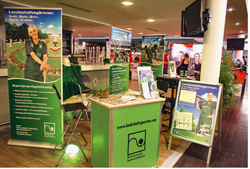 Mit einem Stand auf einer Jobmesse lassen sich Interessenten fr die eigenen Ausbildungspltze gewinnen.