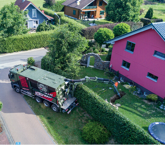 Statt fr den Bagger ein Loch in die Hecke zu schneiden, kommt ein Gefhrt mit Rssel: Saugbagger haben ein paar unbestreit bare Vorteile.