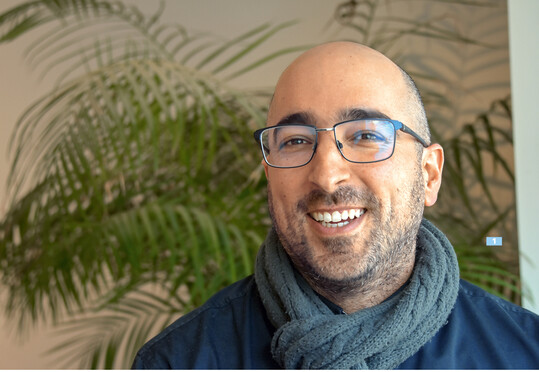 Osama Ahmad ist Landschaftsgrtner und Landschaftsarchitekt; in „grasgrau" bringt er beides zusammen.