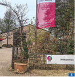 Halle und Büro sind in ein Gebäude auf der rechten Bachseite integriert.