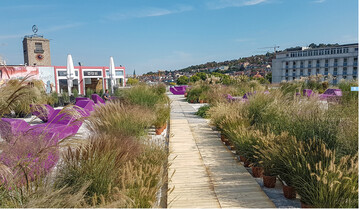 Statt aufgeheizter Parkdeckflche ist das Kaufhof-Parkdeck jetzt ein Sky Beach".