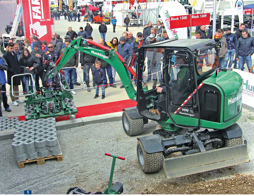 Mit dem HW 18 hat Hunklinger gleich ein Fahrzeug für die Verlegung von Platten konzipiert und auf der bauma vorgestellt.