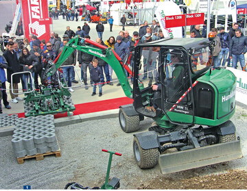 Mit dem HW 18 hat Hunklinger gleich ein Fahrzeug fr die Verlegung von Platten konzipiert und auf der bauma vorgestellt.