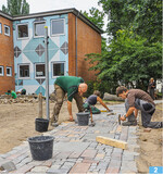 Patchwork und der Einsatz von Recyclingbaustoffen sind typische Elemente der Naturgartengestaltung.