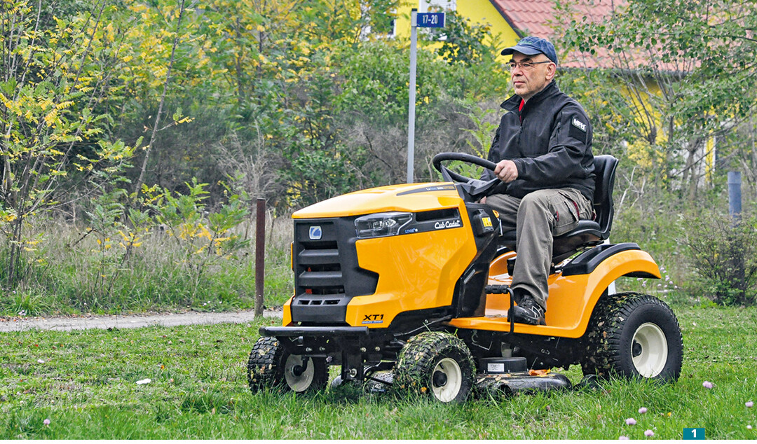 Autor Ekkehard Musche beim Test des Cub-Cadet-Modells