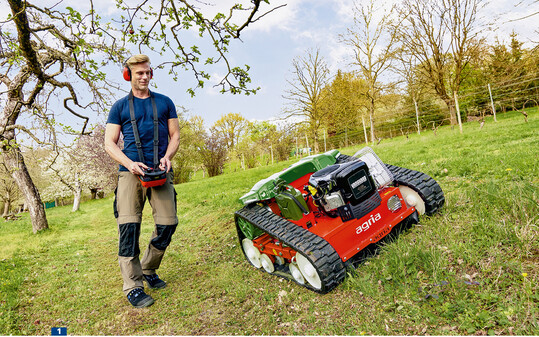 Fernbediente Mhraupen bringen Dynamik in die Pflege. Kompakte, leichte Maschinen wie die agria 9500 haben Sichelmhwerke.