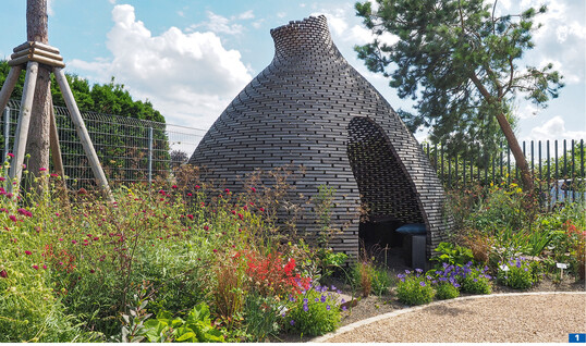 Wie ein Kokon wirkt das runde Gartenhaus, das bei der Forster GmbH in Alfter im Schaugarten steht.
