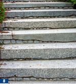 Ein Spiel mit Krustenplatten. Auch so lässt sich bei einer Treppe Spannung erzeugen.