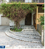 Das ist typisch: extrem flache und geschwungene Vorstufen leiten zum eigentlichen Aufgang hin.