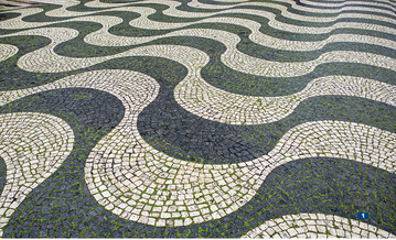 Wellenmuster auf dem Rossio in Lissabon. Der QR-Code fhrt zu einer Zusammenfassung der Reise.