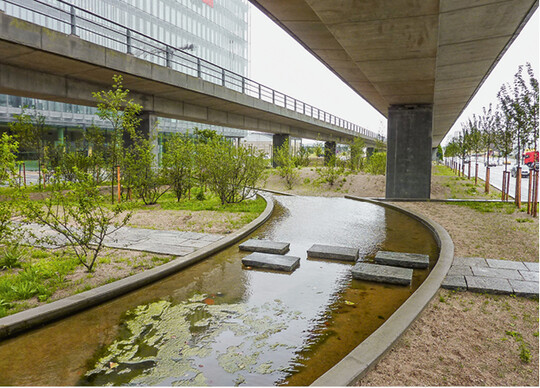 Wasser in der Stadt - wie hier in der Planstadt Ørestad im Sden von Kopenhagen - ist in Zeiten des Klimawandels kein Luxus mehr, sondern unverzichtbarer Bestandteil einer grn-blauen Infrastruktur zur Verbesserung der Wohn- und Arbeitsqualitt. Voraussetzung dafr sind funktionsfhige Abdichtungen, die Wasserhaltung gewhrleisten.
