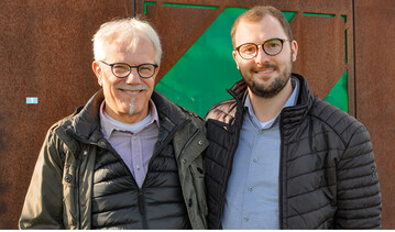 Jrgen und Nicholas Hoppe leiten das Uelzener Unternehmen. In drei Antworten verraten sie mehr ber ihre Philosophie (QR-Code scannen).