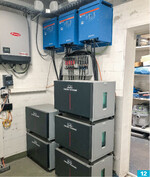 Batterien speichern überschüssigen Strom, der dann zur Verfügung steht, wenn die Sonne nicht scheint.