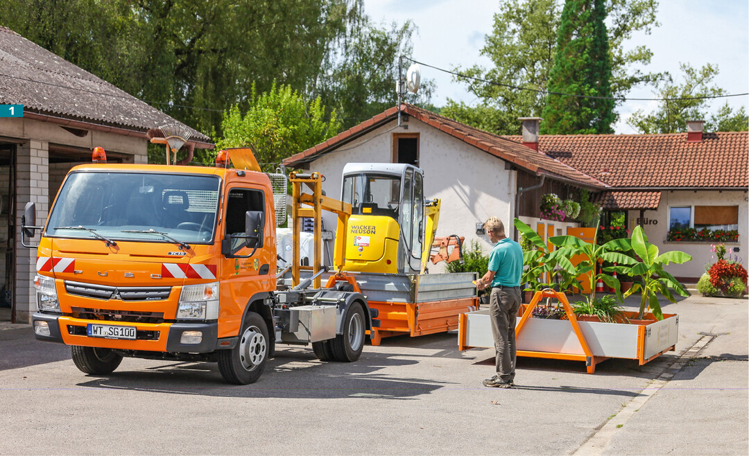 Abroll- (hier: Maytec) und Absetzsysteme bringen Schwung in die Baustellenlogistik.