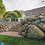 Geschenke der Eiszeit nennt der Gestalter die Findlinge, die er in vielen seiner Gärten einsetzt.