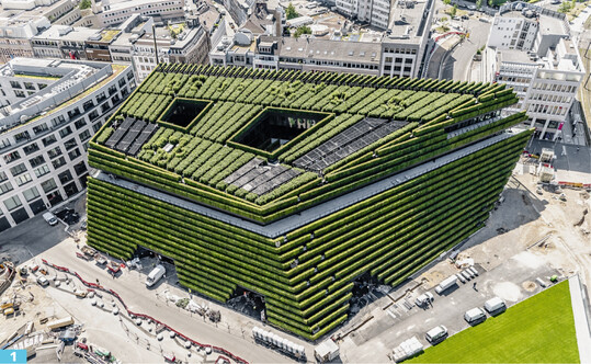 Der K-Bogen II ist mit einer Begrnung aus 30.000 Hainbuchen die grte Grnfassade Europas.