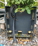 Die Bewässerung der Pflanzen erfolgt über zwei unabhängige Bewässerungsanlagen, die Düngung mit abgestimmter Stammlösung wird nach Bedarf ergänzt.