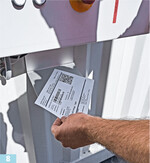 Über einen QR-Code wird die Bestellung am Selbstbedienungsterminal ausgelesen.